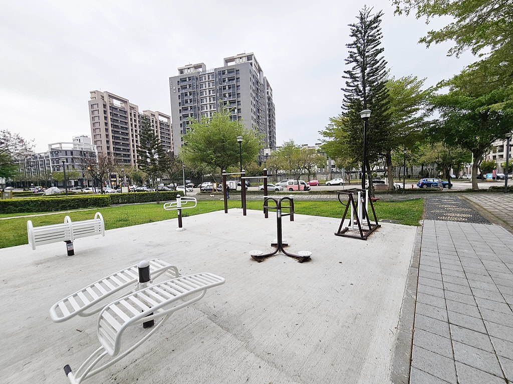 【台中特色公園】大碗公溜滑梯 ~北屯廍興公園|野餐草地 + 健康步道|季節限定流蘇花|臺中美樂地 - 第5張圖 【台中特色公園】大碗公溜滑梯 ~北屯廍興公園|野餐草地 + 健康步道|季節限定流蘇花|臺中美樂地