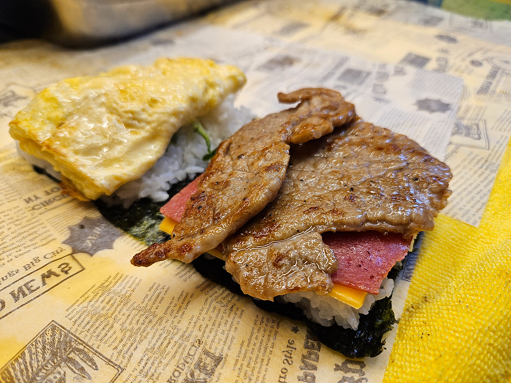 【台中小吃美食】在地早午餐小巷弄美食~太平聚一糰｜🍱人氣必試推薦🌟 豬排飯糰🍤 炸蝦飯糰🥔 薯餅飯糰｜打卡可愛的飯糰餐車