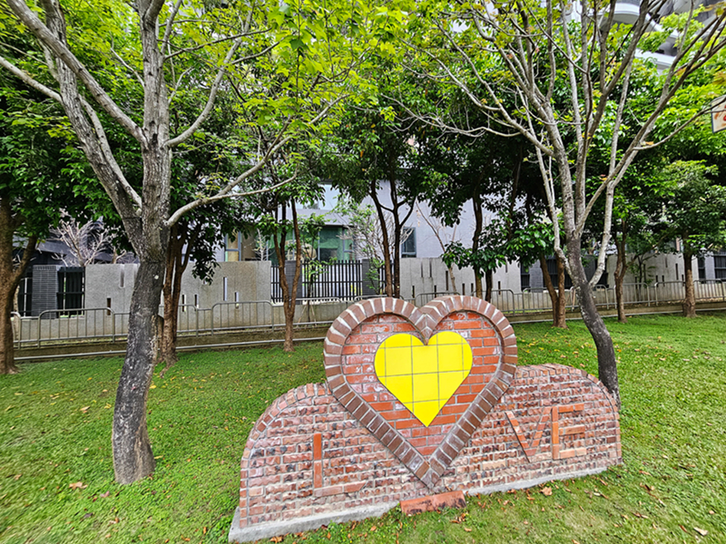 【台中特色公園】多功能遊戲組~太平麗園公園｜旋轉遊具｜愛心磚牆｜季節限定櫻花大道｜臺中美樂地