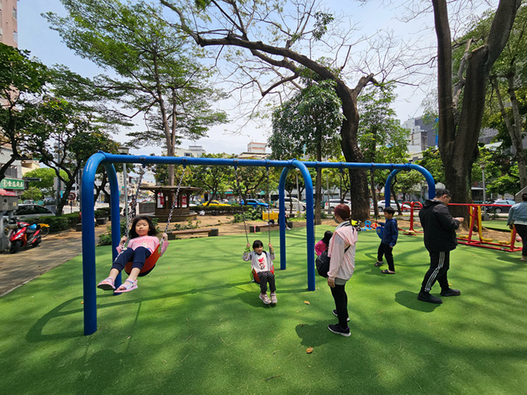 【台中特色公園】青蛙造型溜滑梯~北屯旅順公園｜雙滑道溜滑梯｜攀爬網＋攀岩塊｜臺中美樂地