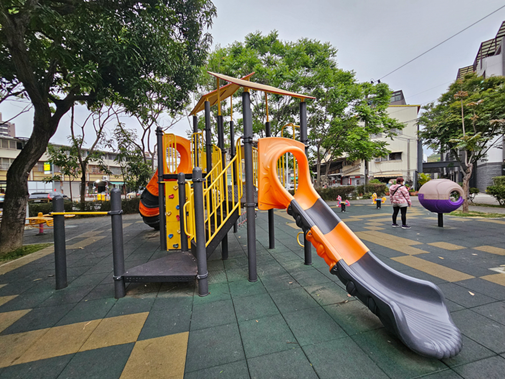 【台中特色公園】橘黑色系多功能遊戲組~北屯和順公園｜雙滑梯、攀爬、搖搖馬｜臺中美樂地