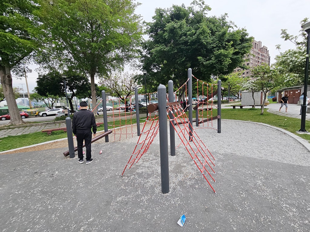 【台中特色公園】大碗公溜滑梯 ~北屯廍興公園｜野餐草地 + 健康步道｜季節限定流蘇花｜臺中美樂地
