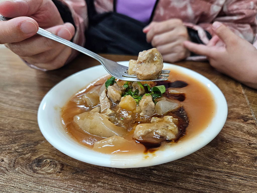 【台中小吃美食】在地老饕私心推薦~大里古早味肉圓李|芋香蘿蔔糕|必點豬血湯|冬瓜山粉圓 - 第6張圖 【台中小吃美食】在地老饕私心推薦~大里古早味肉圓李|芋香蘿蔔糕|必點豬血湯|冬瓜山粉圓