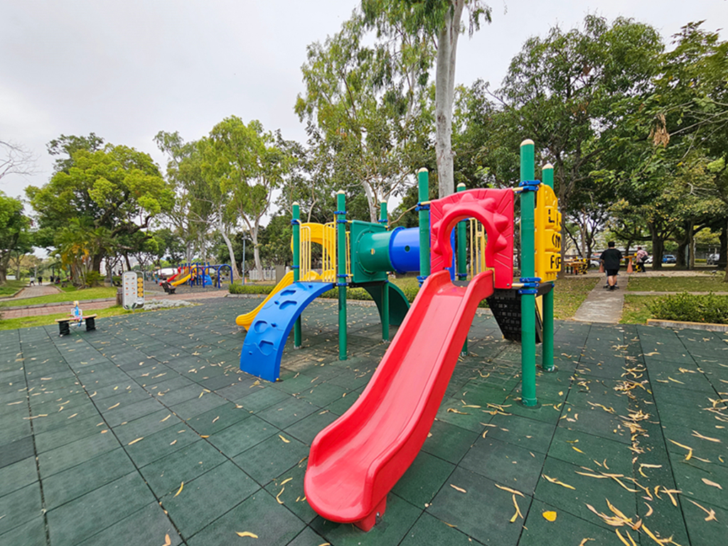 【台中特色公園】森林系心靈綠洲~太平坪林森林公園｜長頸鹿桌椅＋溜滑梯遊戲區＋森林步道｜臺中美樂地