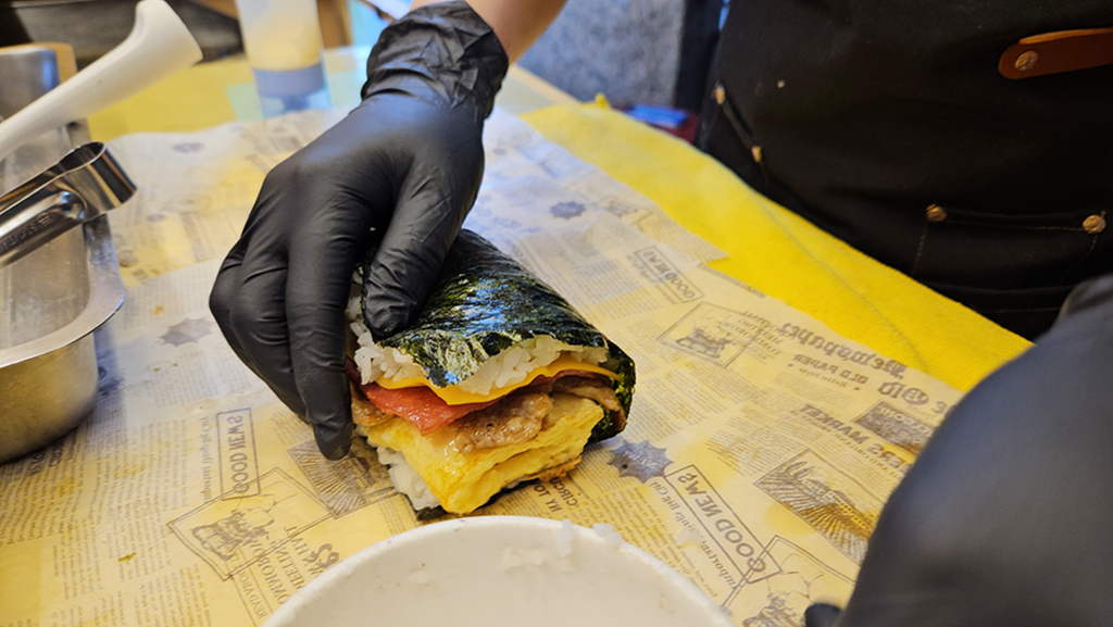 【台中小吃美食】在地早午餐小巷弄美食~太平聚一糰｜🍱人氣必試推薦🌟 豬排飯糰🍤 炸蝦飯糰🥔 薯餅飯糰｜打卡可愛的飯糰餐車