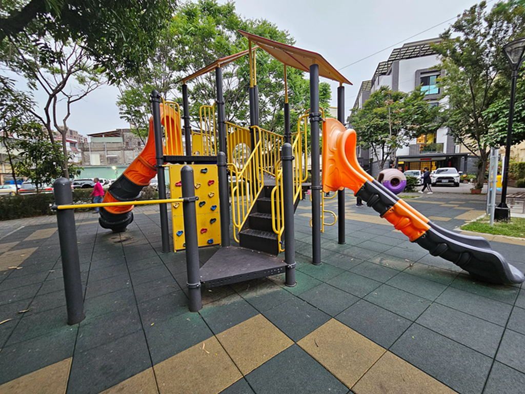 【台中特色公園】橘黑色系多功能遊戲組~北屯和順公園｜雙滑梯、攀爬、搖搖馬｜臺中美樂地