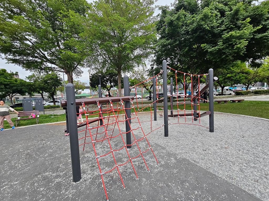 【台中特色公園】大碗公溜滑梯 ~北屯廍興公園｜野餐草地 + 健康步道｜季節限定流蘇花｜臺中美樂地