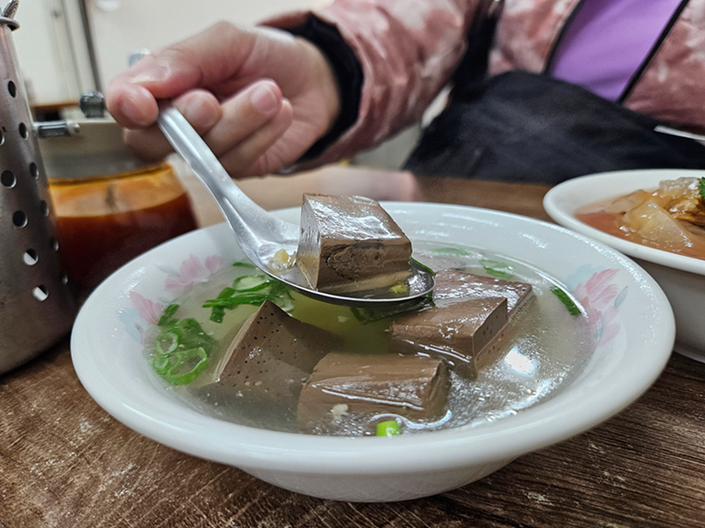 【台中小吃美食】在地老饕私心推薦~大里古早味肉圓李|芋香蘿蔔糕|必點豬血湯|冬瓜山粉圓 - 第7張圖 【台中小吃美食】在地老饕私心推薦~大里古早味肉圓李|芋香蘿蔔糕|必點豬血湯|冬瓜山粉圓