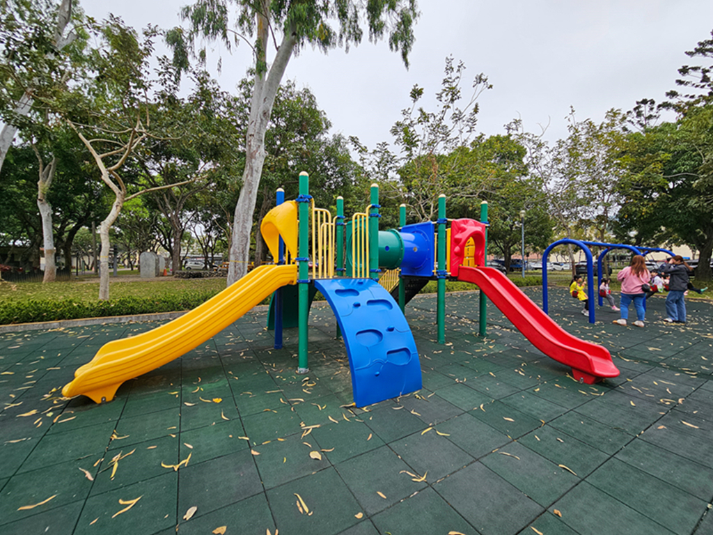 【台中特色公園】森林系心靈綠洲~太平坪林森林公園｜長頸鹿桌椅＋溜滑梯遊戲區＋森林步道｜臺中美樂地