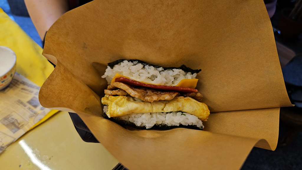 【台中小吃美食】在地早午餐小巷弄美食~太平聚一糰｜🍱人氣必試推薦🌟 豬排飯糰🍤 炸蝦飯糰🥔 薯餅飯糰｜打卡可愛的飯糰餐車