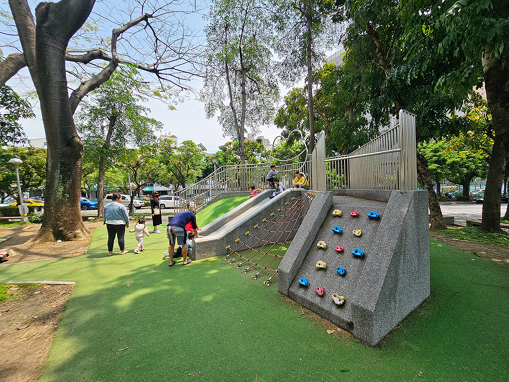 【台中特色公園】青蛙造型溜滑梯~北屯旅順公園｜雙滑道溜滑梯｜攀爬網＋攀岩塊｜臺中美樂地