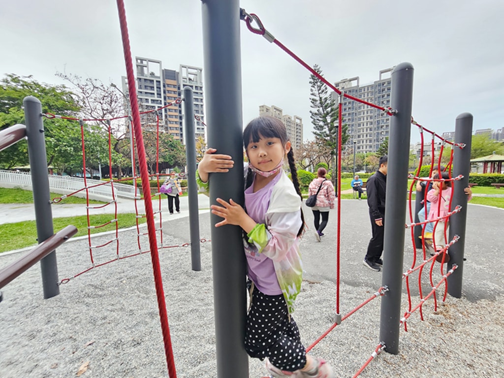 【台中特色公園】大碗公溜滑梯 ~北屯廍興公園|野餐草地 + 健康步道|季節限定流蘇花|臺中美樂地 - 第8張圖 【台中特色公園】大碗公溜滑梯 ~北屯廍興公園|野餐草地 + 健康步道|季節限定流蘇花|臺中美樂地