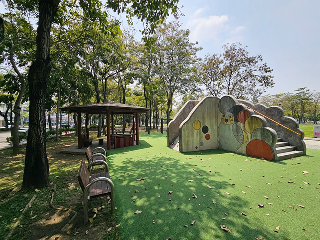 【台中特色公園】季節限定洋紅風鈴木~東區大智公園｜小山丘溜滑梯｜春天療癒心靈的小公園 🌸｜臺中美樂地