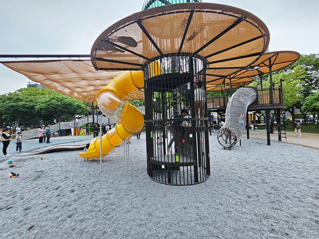 【台中特色公園】林間探索遊戲場~北屯兒童公園｜假日能量補給站｜高空探索＋攀爬區｜放電、野餐、散步的小天地｜臺中美樂地