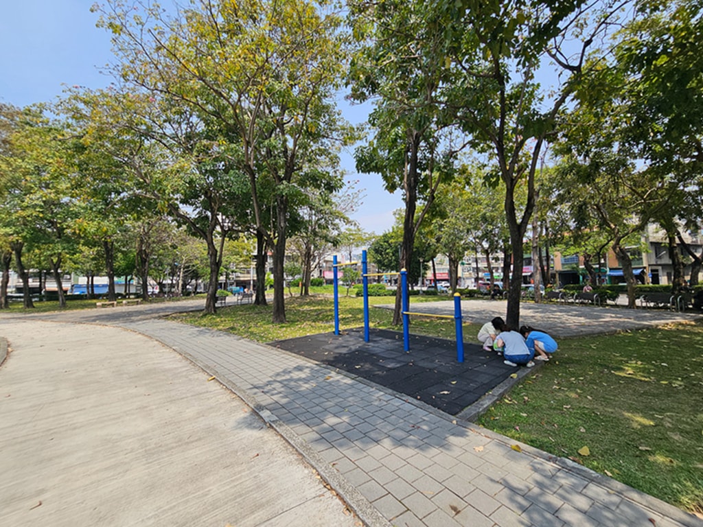 【台中特色公園】季節限定洋紅風鈴木~東區大智公園｜小山丘溜滑梯｜春天療癒心靈的小公園 🌸｜臺中美樂地