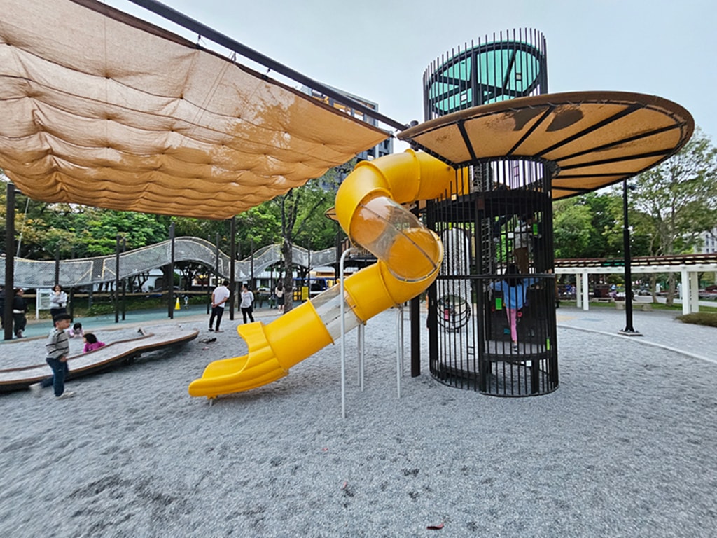 【台中特色公園】林間探索遊戲場~北屯兒童公園｜假日能量補給站｜高空探索＋攀爬區｜放電、野餐、散步的小天地｜臺中美樂地