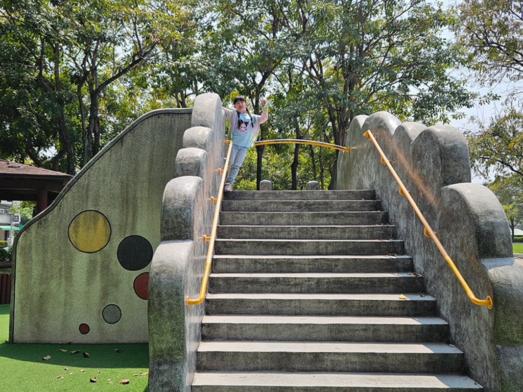 【台中特色公園】季節限定洋紅風鈴木~東區大智公園|小山丘溜滑梯|春天療癒心靈的小公園 🌸|臺中美樂地 - 第12張圖 【台中特色公園】季節限定洋紅風鈴木~東區大智公園|小山丘溜滑梯|春天療癒心靈的小公園 🌸|臺中美樂地