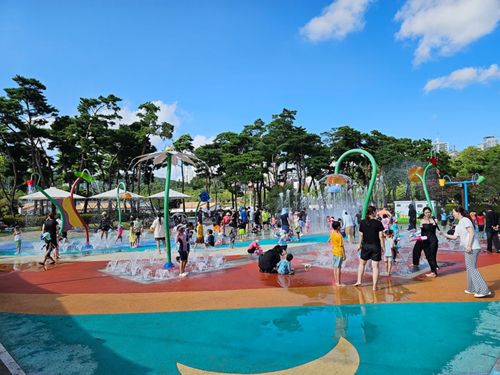 【韓國釜山景點】親子景點推薦~釜山市民公園│超大型共融遊戲場│巨型攀爬網架│沙坑+森林樹屋+花海步道 - 第14張圖 【韓國釜山景點】親子景點推薦~釜山市民公園│超大型共融遊戲場│巨型攀爬網架│沙坑+森林樹屋+花海步道