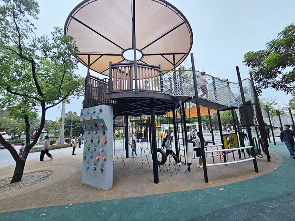 【台中特色公園】林間探索遊戲場~北屯兒童公園｜假日能量補給站｜高空探索＋攀爬區｜放電、野餐、散步的小天地｜臺中美樂地