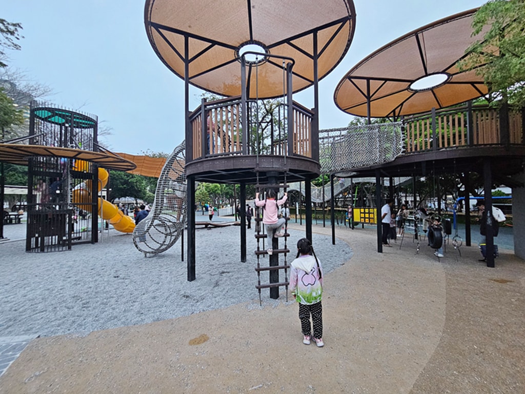 【台中特色公園】林間探索遊戲場~北屯兒童公園｜假日能量補給站｜高空探索＋攀爬區｜放電、野餐、散步的小天地｜臺中美樂地