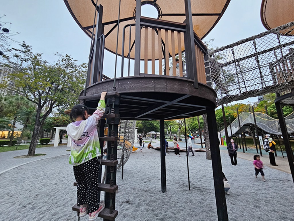 【台中特色公園】林間探索遊戲場~北屯兒童公園｜假日能量補給站｜高空探索＋攀爬區｜放電、野餐、散步的小天地｜臺中美樂地