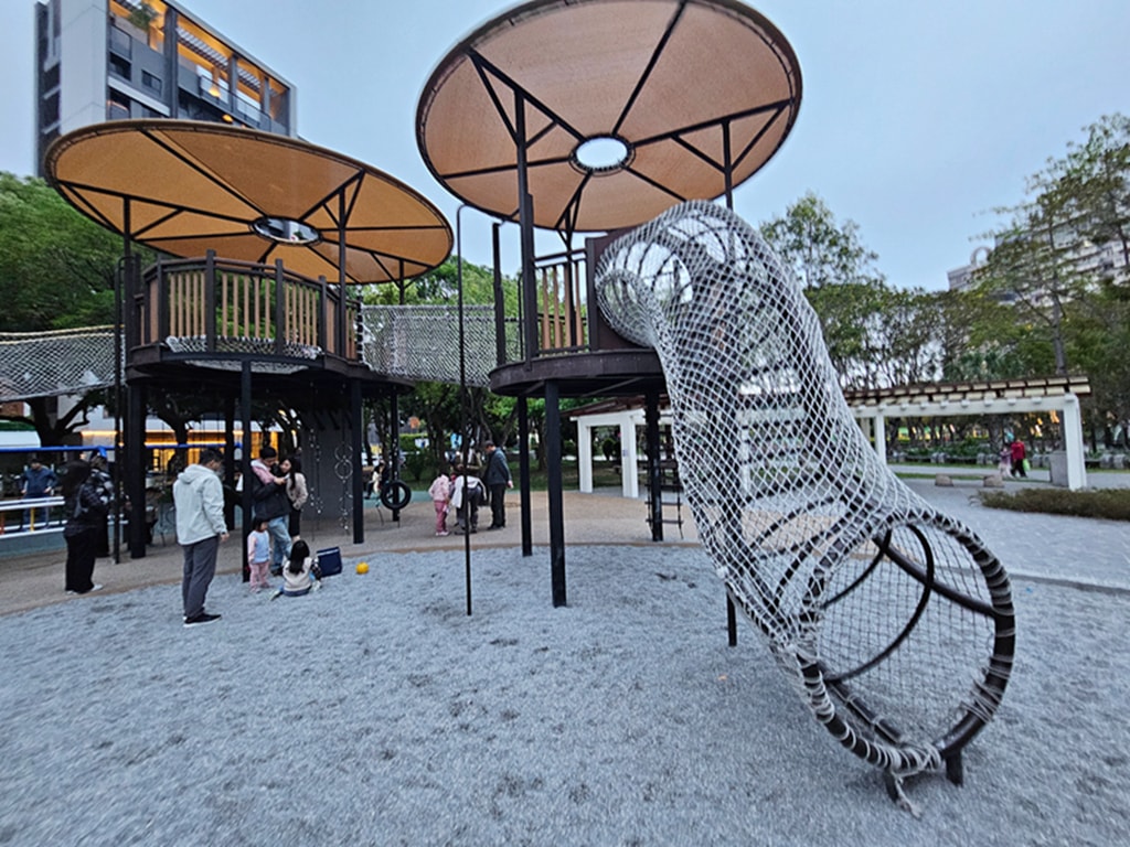 【台中特色公園】林間探索遊戲場~北屯兒童公園｜假日能量補給站｜高空探索＋攀爬區｜放電、野餐、散步的小天地｜臺中美樂地