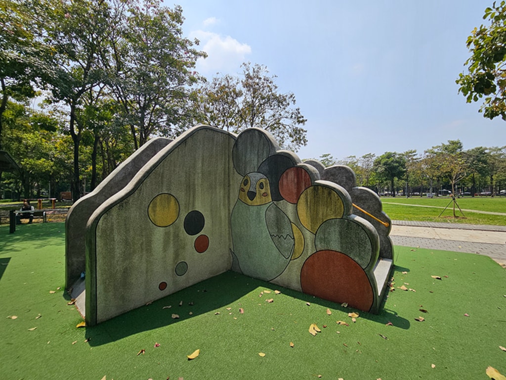 【台中特色公園】季節限定洋紅風鈴木~東區大智公園｜小山丘溜滑梯｜春天療癒心靈的小公園 🌸｜臺中美樂地