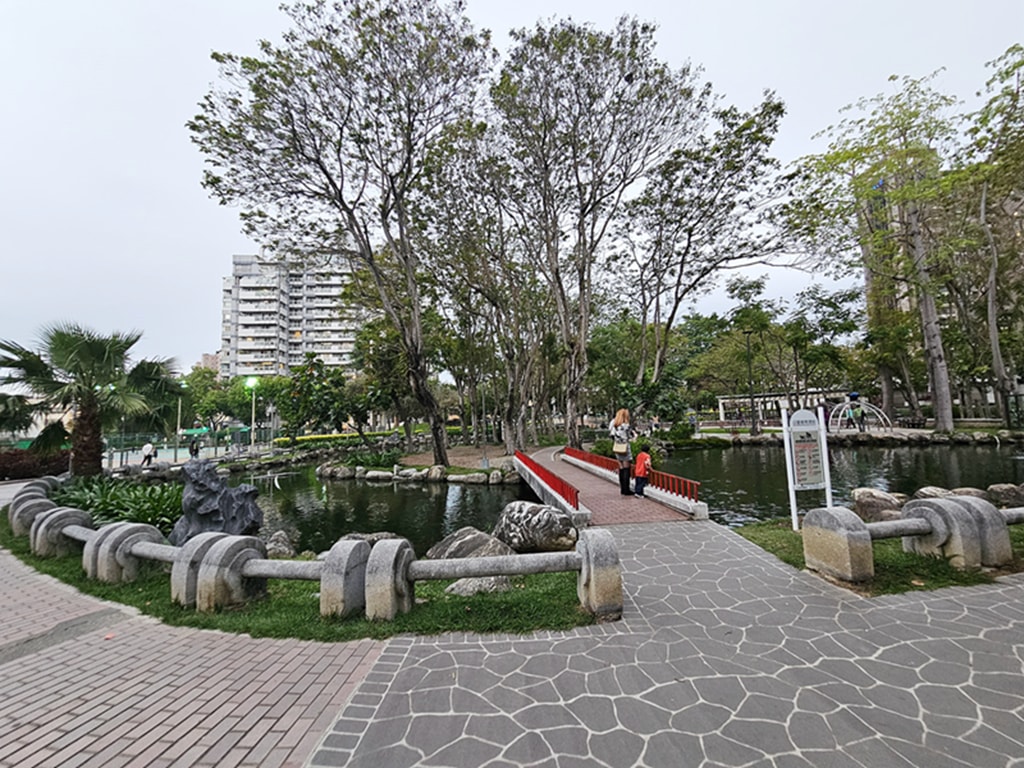 【台中特色公園】林間探索遊戲場~北屯兒童公園|假日能量補給站|高空探索+攀爬區|放電、野餐、散步的小天地|臺中美樂地 - 第1張圖 【台中特色公園】林間探索遊戲場~北屯兒童公園|假日能量補給站|高空探索+攀爬區|放電、野餐、散步的小天地|臺中美樂地
