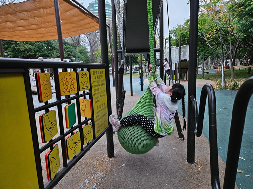 【台中特色公園】林間探索遊戲場~北屯兒童公園｜假日能量補給站｜高空探索＋攀爬區｜放電、野餐、散步的小天地｜臺中美樂地