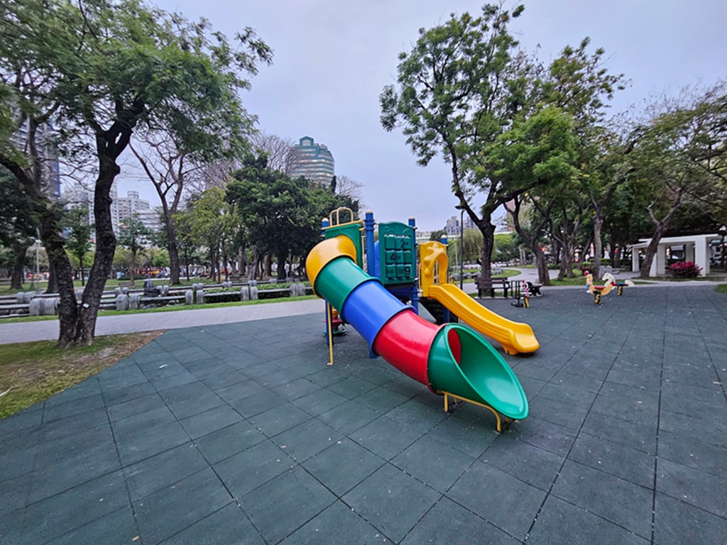 【台中特色公園】林間探索遊戲場~北屯兒童公園｜假日能量補給站｜高空探索＋攀爬區｜放電、野餐、散步的小天地｜臺中美樂地