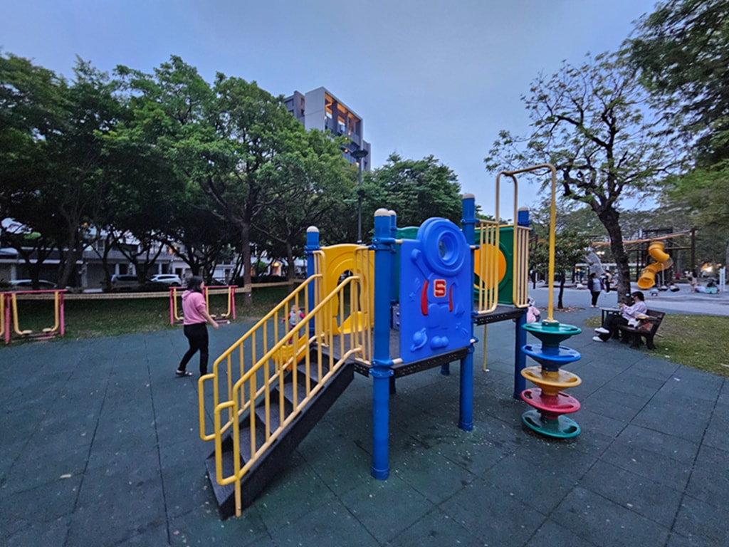 【台中特色公園】林間探索遊戲場~北屯兒童公園｜假日能量補給站｜高空探索＋攀爬區｜放電、野餐、散步的小天地｜臺中美樂地