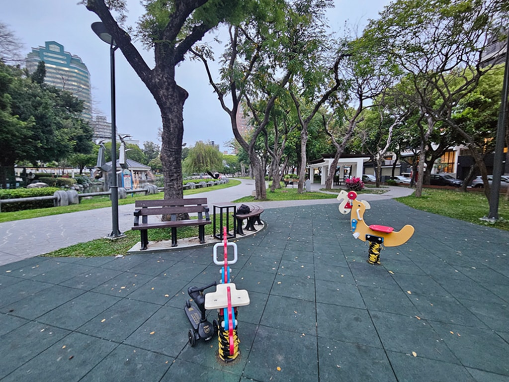 【台中特色公園】林間探索遊戲場~北屯兒童公園|假日能量補給站|高空探索+攀爬區|放電、野餐、散步的小天地|臺中美樂地 - 第24張圖 【台中特色公園】林間探索遊戲場~北屯兒童公園|假日能量補給站|高空探索+攀爬區|放電、野餐、散步的小天地|臺中美樂地