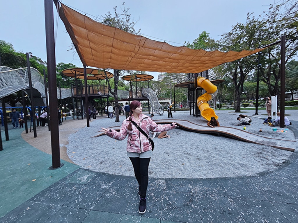 【台中特色公園】林間探索遊戲場~北屯兒童公園｜假日能量補給站｜高空探索＋攀爬區｜放電、野餐、散步的小天地｜臺中美樂地