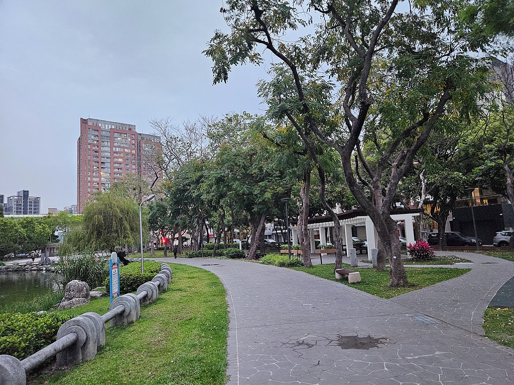 【台中特色公園】林間探索遊戲場~北屯兒童公園｜假日能量補給站｜高空探索＋攀爬區｜放電、野餐、散步的小天地｜臺中美樂地