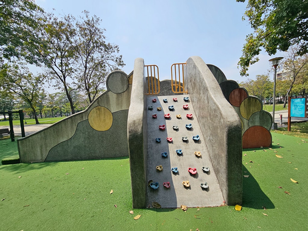 【台中特色公園】季節限定洋紅風鈴木~東區大智公園｜小山丘溜滑梯｜春天療癒心靈的小公園 🌸｜臺中美樂地