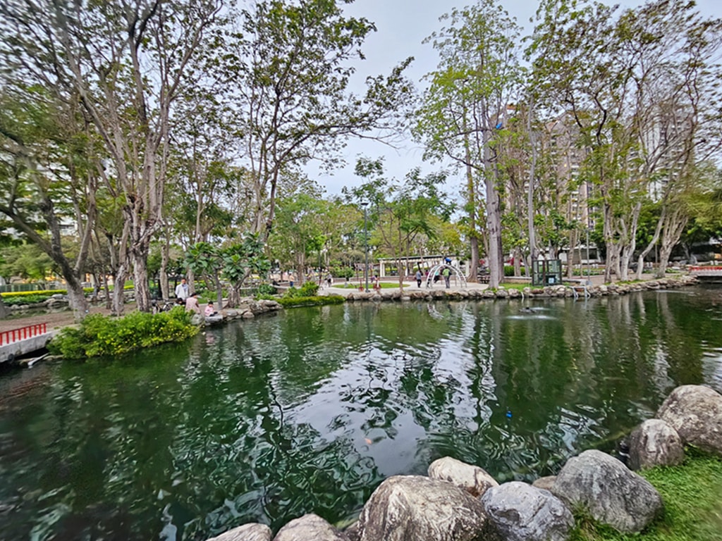 【台中特色公園】林間探索遊戲場~北屯兒童公園|假日能量補給站|高空探索+攀爬區|放電、野餐、散步的小天地|臺中美樂地 - 第2張圖 【台中特色公園】林間探索遊戲場~北屯兒童公園|假日能量補給站|高空探索+攀爬區|放電、野餐、散步的小天地|臺中美樂地