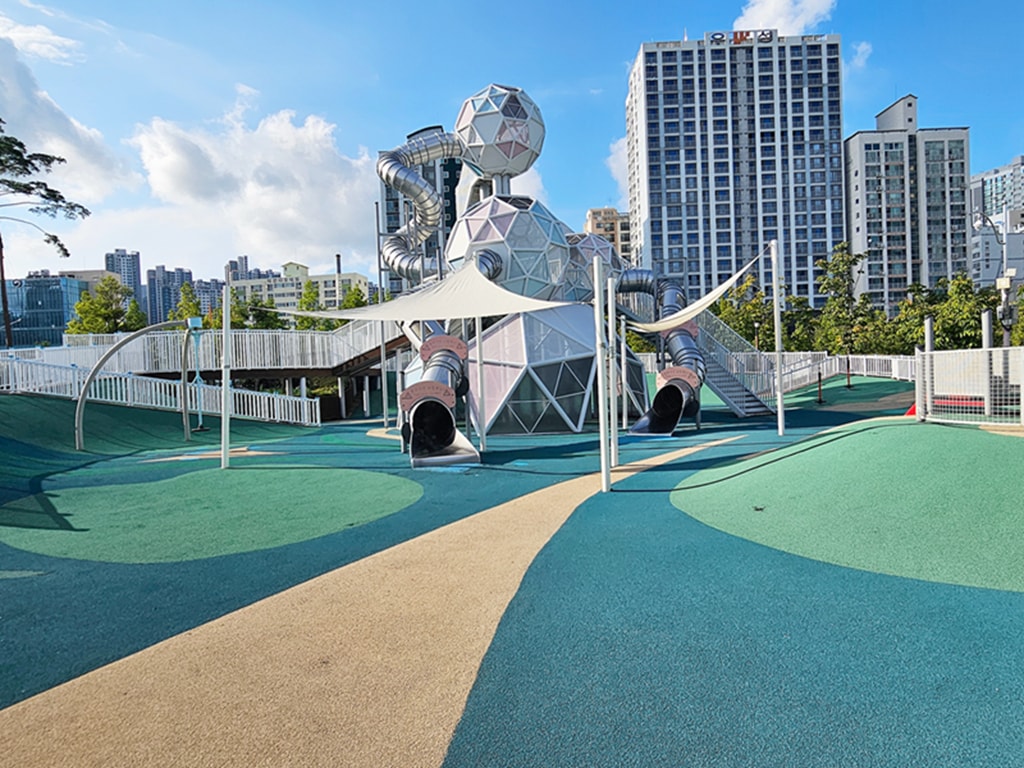 【韓國釜山景點】親子景點推薦~釜山市民公園│超大型共融遊戲場│巨型攀爬網架│沙坑＋森林樹屋＋花海步道