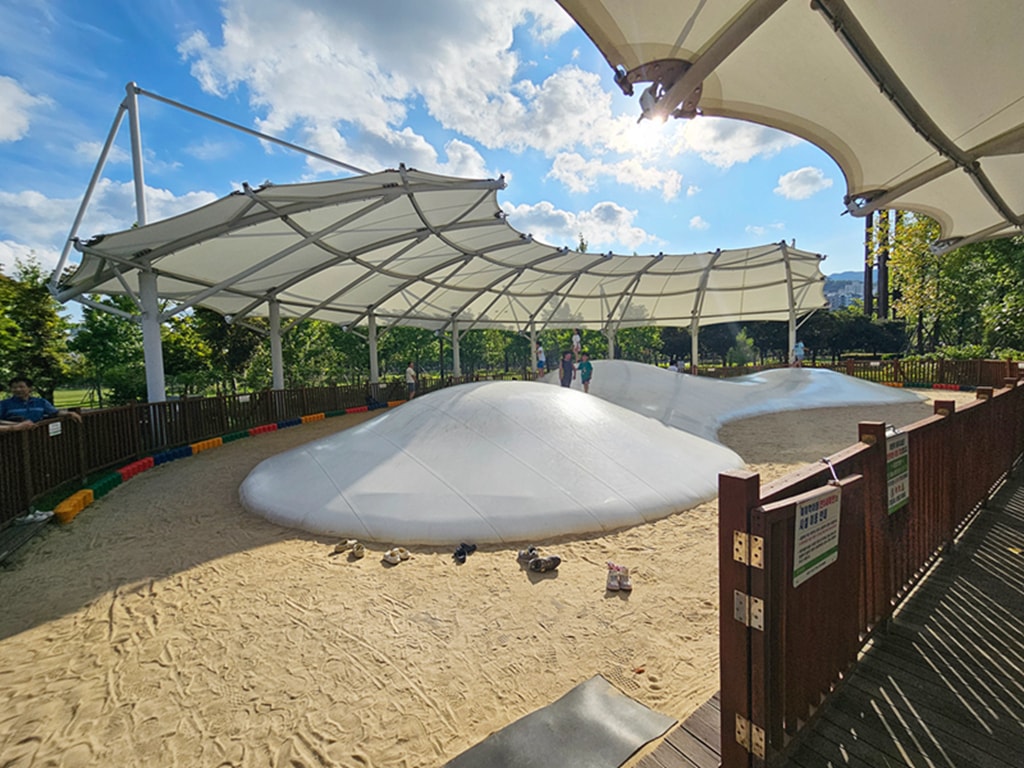 【韓國釜山景點】親子景點推薦~釜山市民公園│超大型共融遊戲場│巨型攀爬網架│沙坑＋森林樹屋＋花海步道