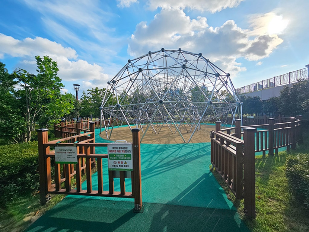【韓國釜山景點】親子景點推薦~釜山市民公園│超大型共融遊戲場│巨型攀爬網架│沙坑＋森林樹屋＋花海步道