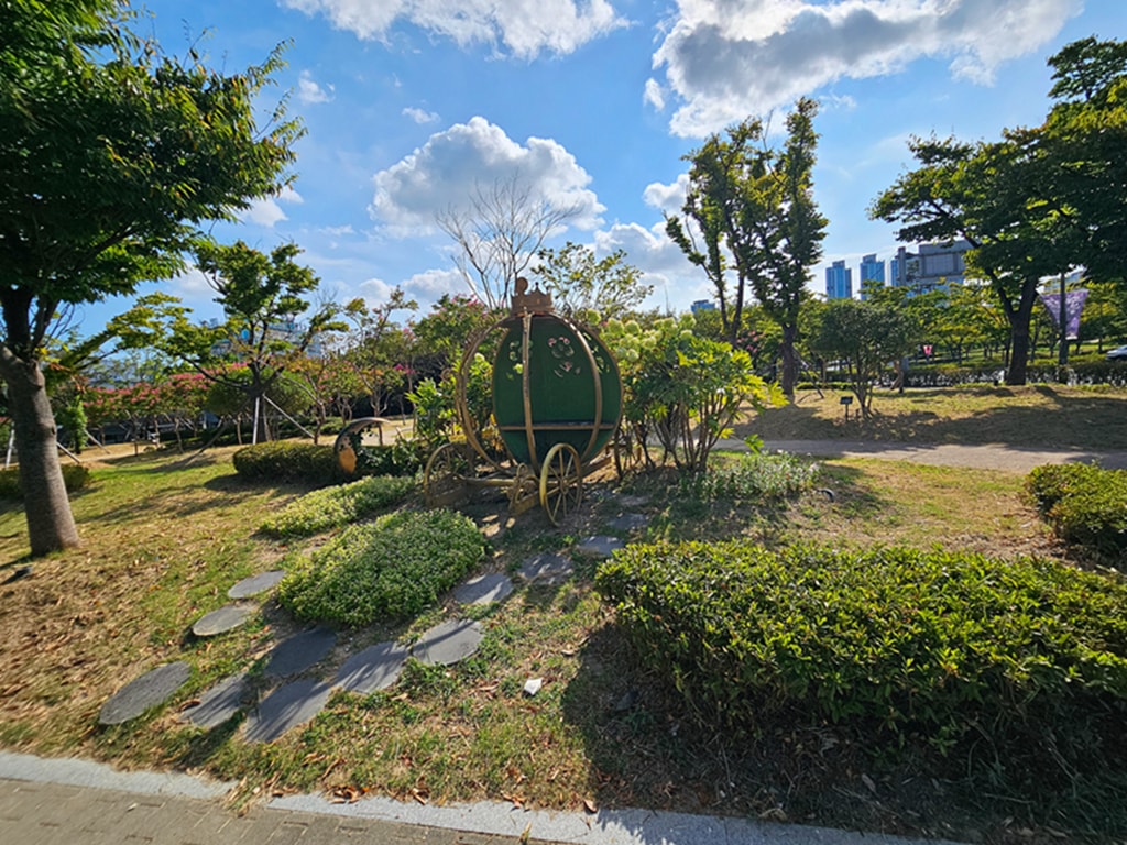 【韓國釜山景點】親子景點推薦~釜山市民公園│超大型共融遊戲場│巨型攀爬網架│沙坑＋森林樹屋＋花海步道