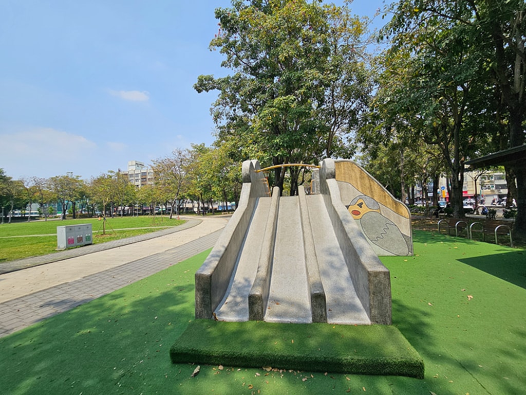 【台中特色公園】季節限定洋紅風鈴木~東區大智公園｜小山丘溜滑梯｜春天療癒心靈的小公園 🌸｜臺中美樂地