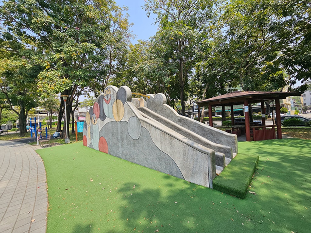 【台中特色公園】季節限定洋紅風鈴木~東區大智公園|小山丘溜滑梯|春天療癒心靈的小公園 🌸|臺中美樂地 - 第4張圖 【台中特色公園】季節限定洋紅風鈴木~東區大智公園|小山丘溜滑梯|春天療癒心靈的小公園 🌸|臺中美樂地