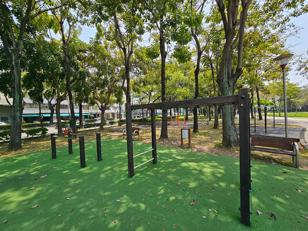 【台中特色公園】季節限定洋紅風鈴木~東區大智公園｜小山丘溜滑梯｜春天療癒心靈的小公園 🌸｜臺中美樂地