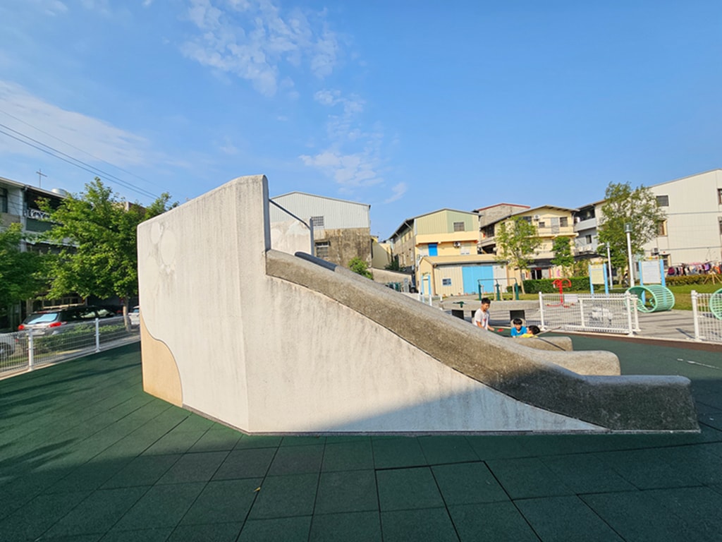 【台中特色公園】磨石子雙滑梯~外埔龍鳳公園｜日常的幸福綠地｜臺中美樂地
