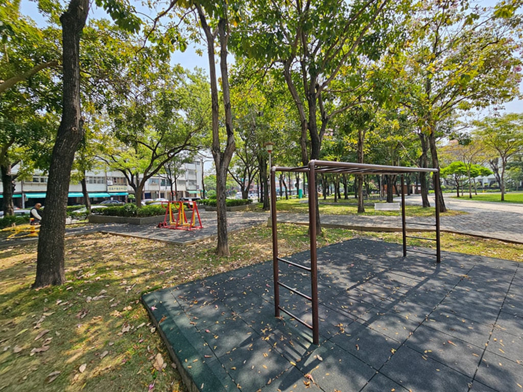 【台中特色公園】季節限定洋紅風鈴木~東區大智公園｜小山丘溜滑梯｜春天療癒心靈的小公園 🌸｜臺中美樂地