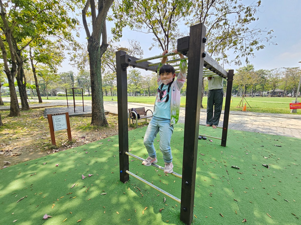【台中特色公園】季節限定洋紅風鈴木~東區大智公園|小山丘溜滑梯|春天療癒心靈的小公園 🌸|臺中美樂地 - 第7張圖 【台中特色公園】季節限定洋紅風鈴木~東區大智公園|小山丘溜滑梯|春天療癒心靈的小公園 🌸|臺中美樂地