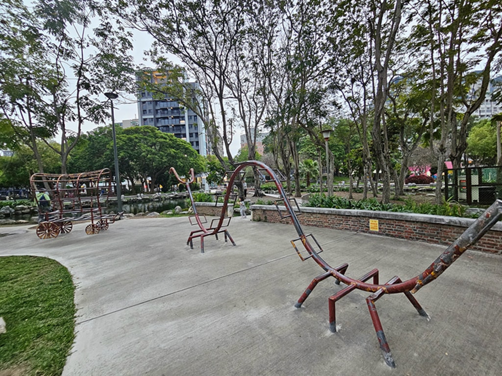 【台中特色公園】林間探索遊戲場~北屯兒童公園｜假日能量補給站｜高空探索＋攀爬區｜放電、野餐、散步的小天地｜臺中美樂地