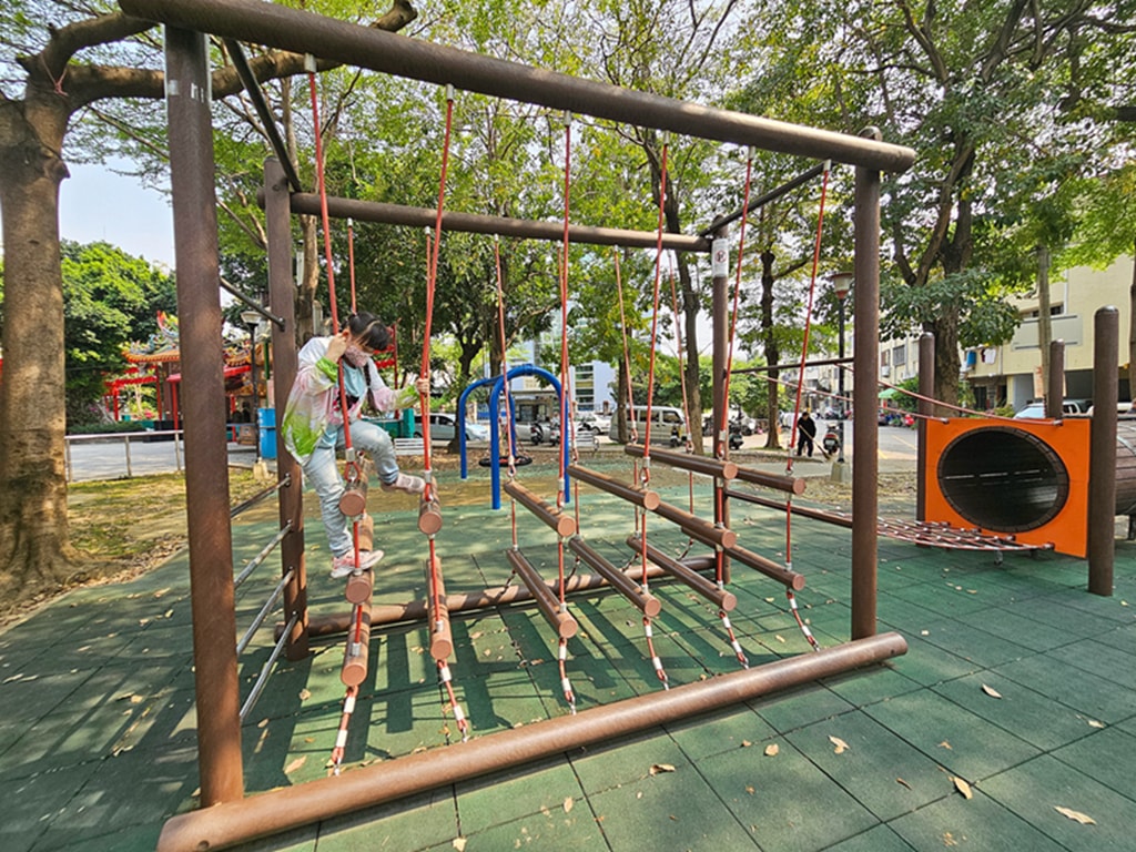 【台中特色公園】小山丘溜滑梯~南區南平公園｜原木攀爬架｜繩網步道&圓形隧道｜鳥巢鞦韆｜臺中美樂地