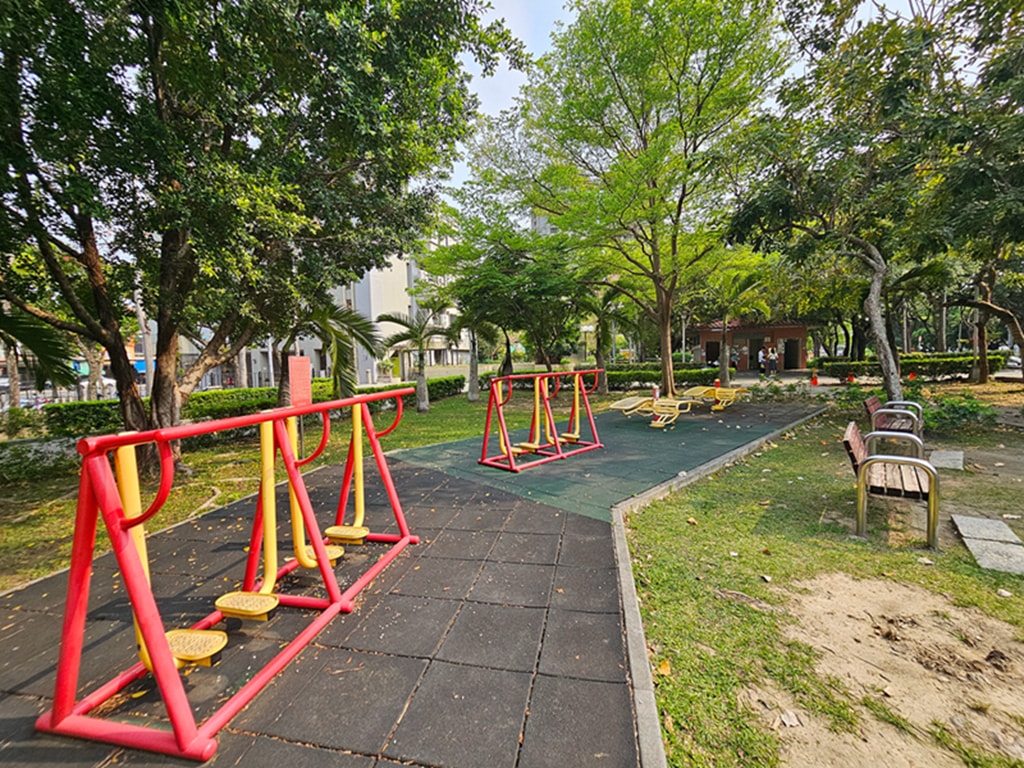 【台中特色公園】彩色溜滑梯遊戲區~南區健康公園｜鳥巢型圓盤鞦韆｜大型攀爬網設施｜臺中美樂地