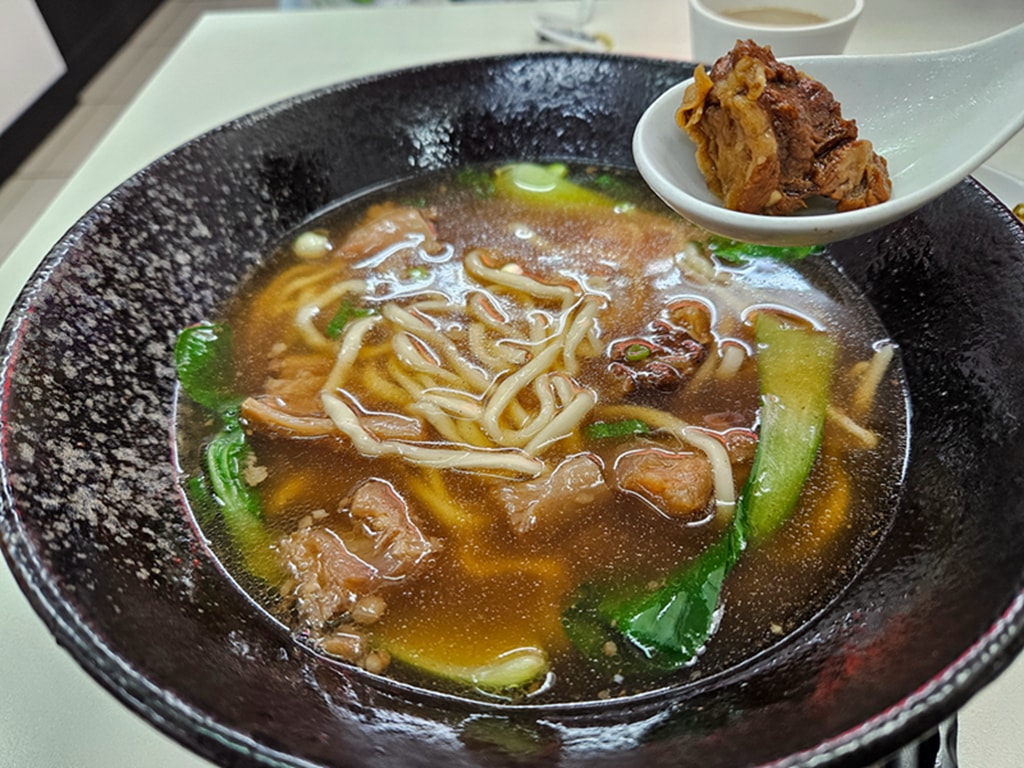 【台中小吃美食】台中南區美食~清一色牛肉麵興大店｜珍珠奶茶喝到飽｜🍛 炸物＋咖哩飯隱藏版吃法